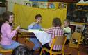 Vnon posezen s druhky a rodii